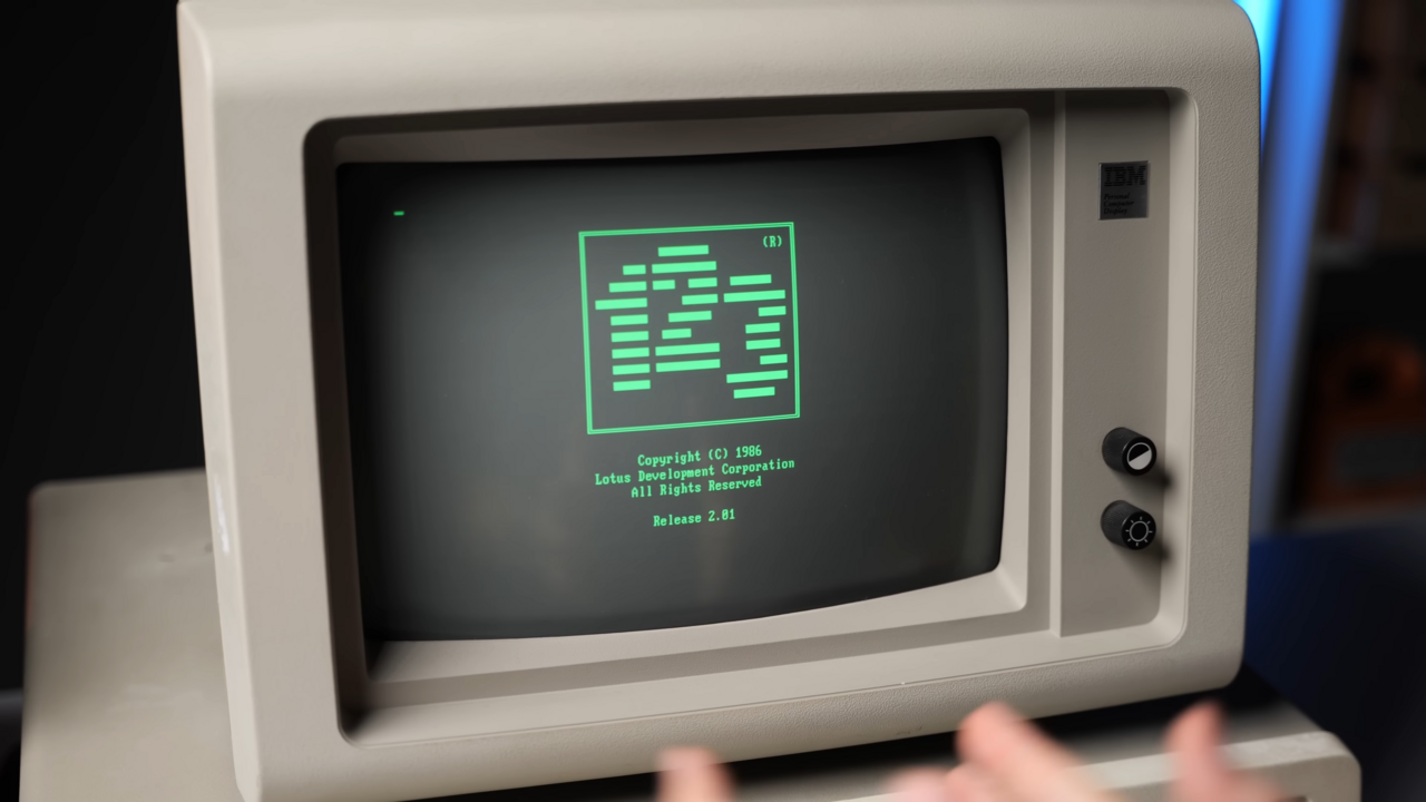 IBM PC에서 실행되는 Lotus 1-2-3 Release 2.01 로딩 화면 (1986)